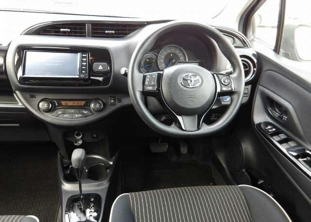 Toyota Yaris / Vitz 1.5L Petrol Hybrid 2017 Blue Colour 28k Miles, Automatic Gearbox, Hatchback - 5